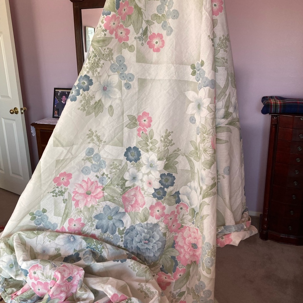 Floral Garden Bedding Set with Pink and Blue Blooms